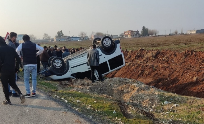 Şanlıurfa’da tekeri patlayan araç şarampole devrildi!