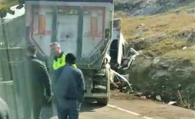 Şanlıurfa’da yoldan çıkan araç taşlara çarparak durabildi!