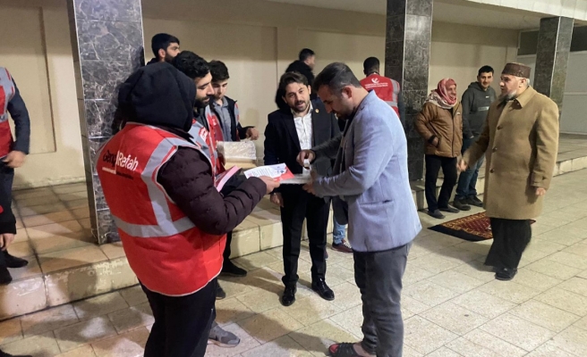 YRP Şanlıurfa İl Gençlik Kolları’ndan vatandaşlara lokum ikramı