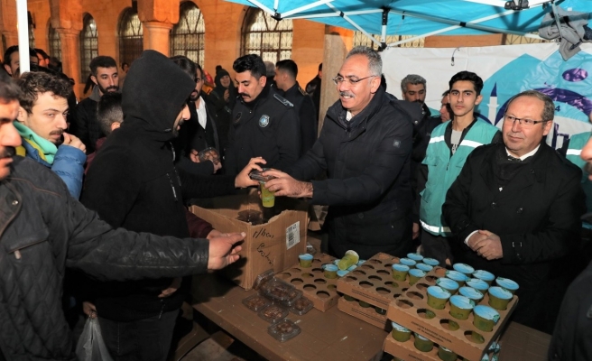 Eyyübiye Belediyesinden vatandaşlara kandil lokması ve şerbet ikramı