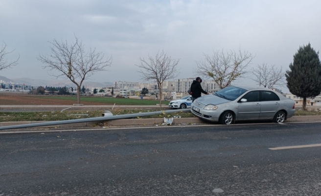 Şanlıurfa’da otomobil orta refüjdeki direğe çarparak durabildi