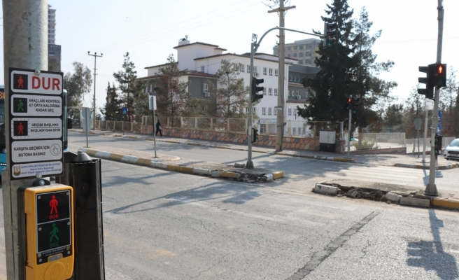 Büyükşehir’den okul önlerine butonlu yaya geçidi