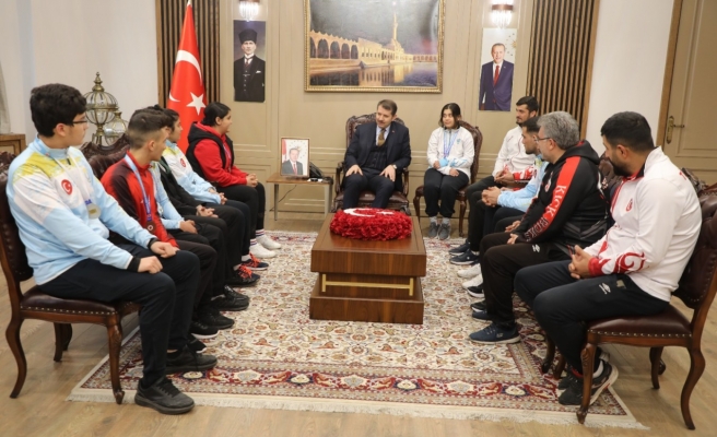 Vali Ayhan başarılı sporcuları kabul etti