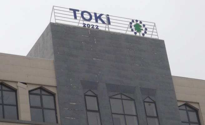 Yapımı yeni tamamlanan TOKİ konutları şimdiden dökülmeye başladı