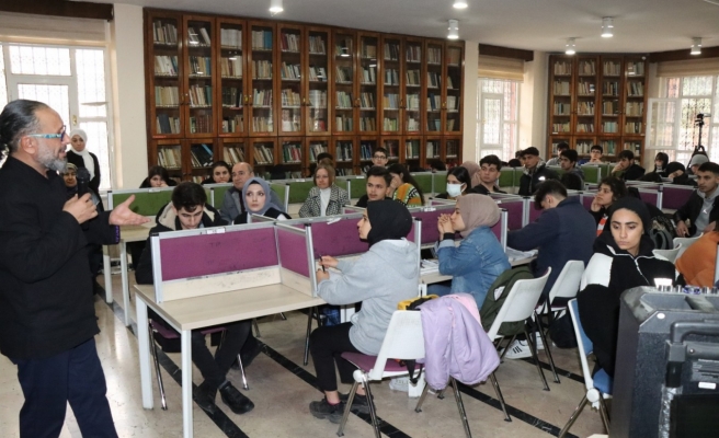 Yazar Yağmur’a öğrenciler yoğun ilgi gösterdi