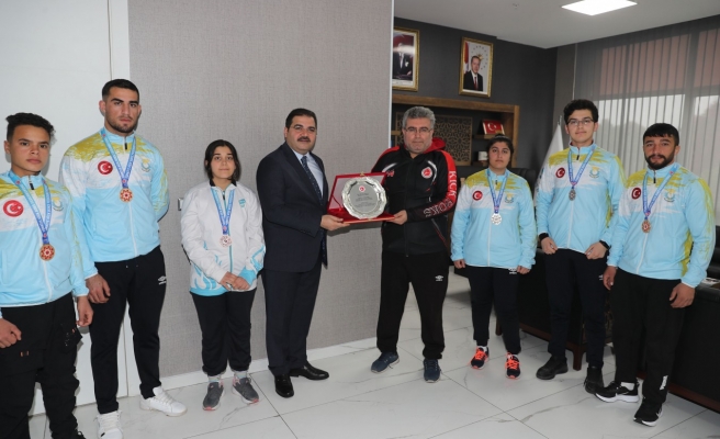 Başkan Canpolat, şampiyonaya damga vuran sporcularla bir araya geldi