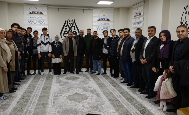 Şair Yazar Sinan Yağmur Urfa’da  gençlerle bir araya geldi