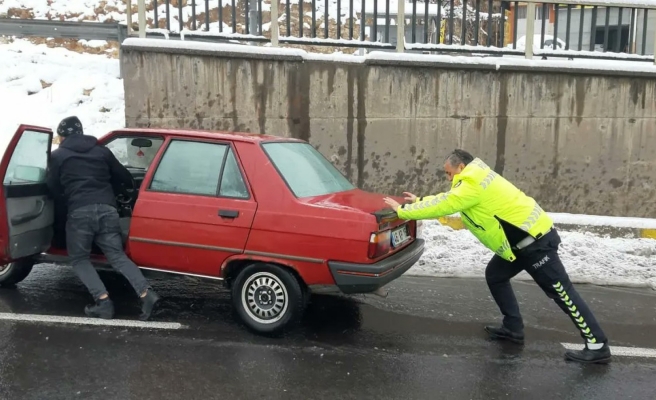 Urfa’da polis ekiplerinden karla mücadele çalışmalarına destek