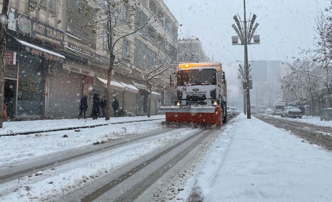 Siverek’te ekipler karla mücadele ediyor