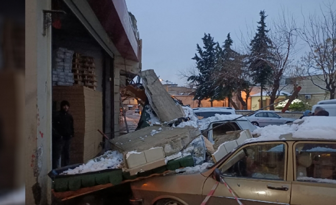 Urfa'da sundurma çöktü, araçlar altında kaldı!