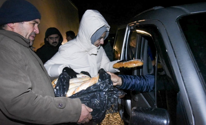 Başkan Çakmak'tan yolda mahsur kalanlara kumanya