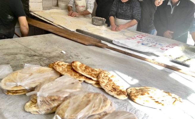 Şanlıurfa’da duyarlı esnaftan depremzedelere ücretsiz ekmek