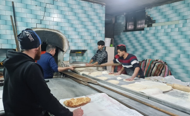 Urfa’da bir fırın daha ekmeği ücretsiz vermeye başladı