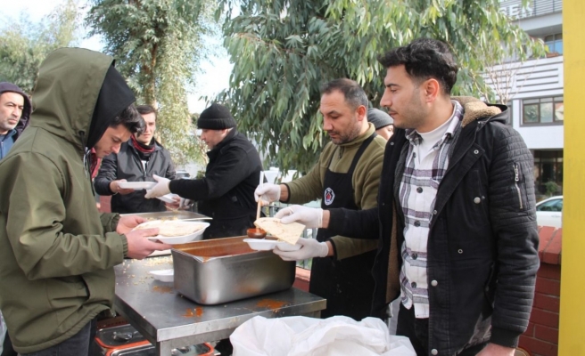 Öğretmenevinden depremzedelere yemek yardımı