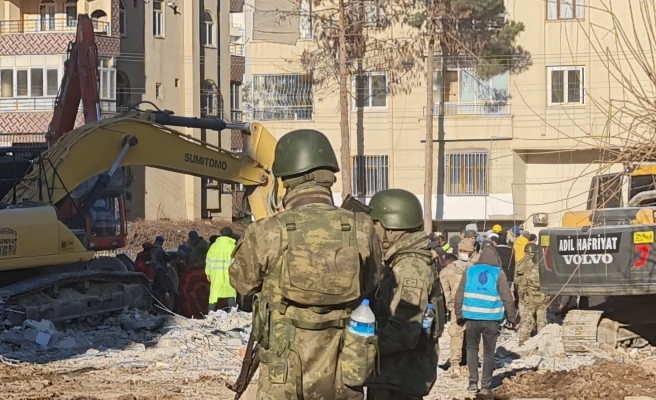 Urfa’da askerler, fırsatçılara karşı nöbet tutuyor