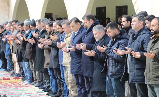 Urfa’da depremden etkilenenler için cuma namazında dua edildi