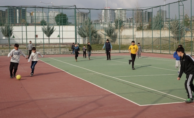 Çocuklar depremi sporla unutmaya çalışıyor