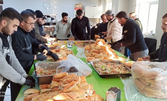 Şanlıurfaspor, depremzedeler için kumanya dağıttı