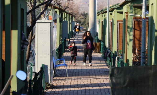 Büyükşehir Belediyesinin tenis ve hobi alanları depremzedelerin umudu oldu