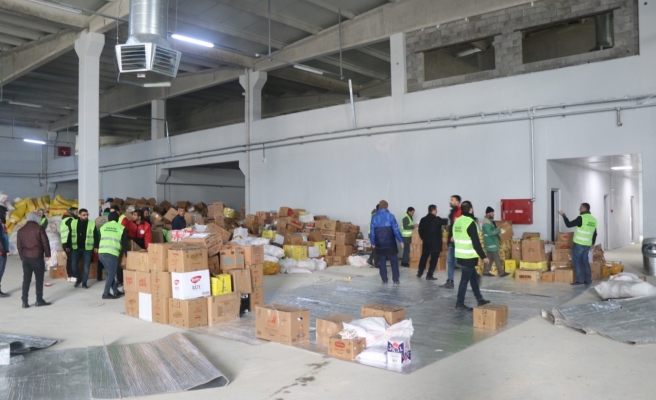 Depremzedelerin temel ihtiyaçları gideriliyor