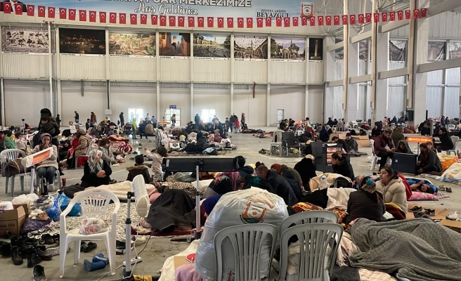 Depremzedeler için dağıtılan battaniye ve erzakları evlerine götürdükleri iddia edildi