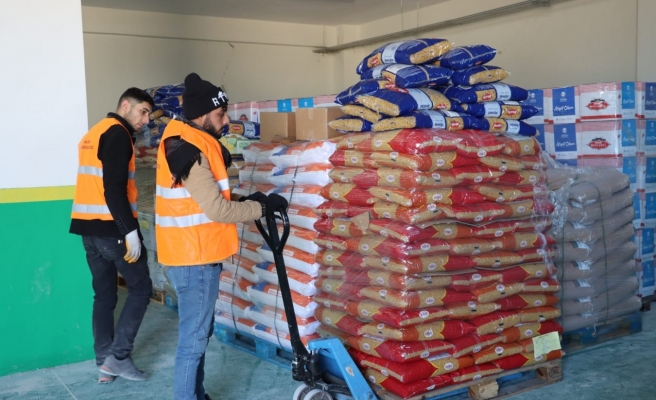 Yardım kolileri, güvenli alanlarda barınan vatandaşlara ulaştırılıyor