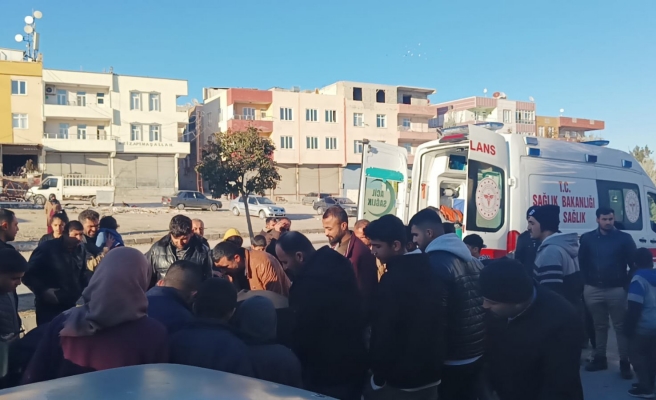 Haliliye'de motosiklet bebek arabasına çarptı!