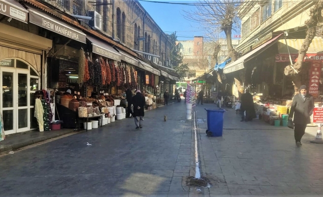 Deprem bölgesindeki esnaf günler sonra dükkânlarını açtı