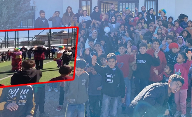Depremzede çocuklar için palyaço eşliğinde top oynadılar