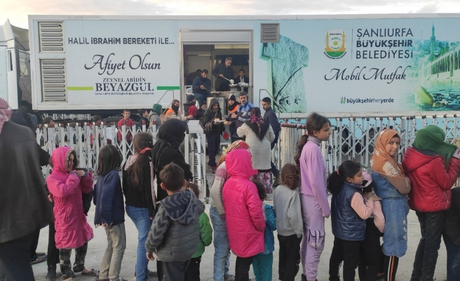 Büyükşehir’den binlerce depremzedeye sıcak yemek