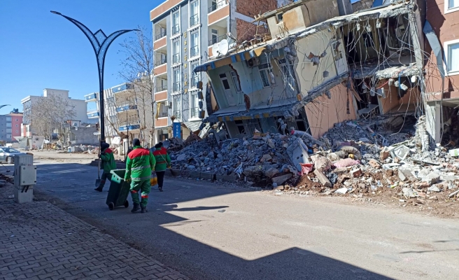 Karaköprü Belediyesi personeli Adıyaman sokaklarını temizliyor