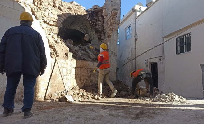 Eyyübiye’de tarihi sokaklarda oluşan yıkıntılar temizleniyor