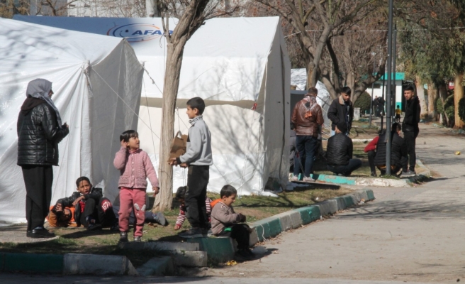 Şanlıurfa'daki depremzedeler kurulan çadır kentte yaşamlarını sürdürüyor