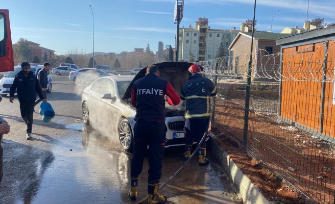 Şanlıurfa’da otomobil seyir halindeyken alev aldı