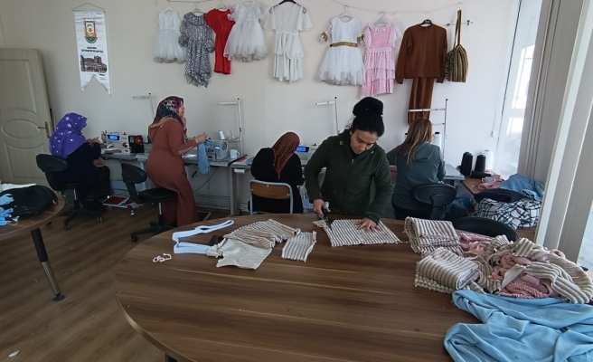 Şanlıurfalı kadınlar depremzedeler için yün kazak örüyorlar