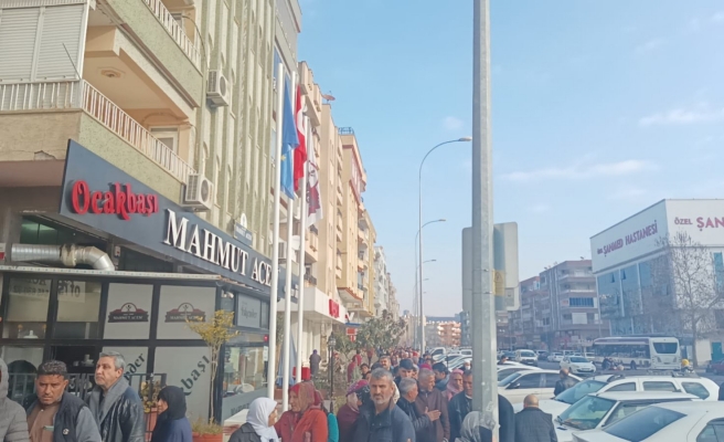 Şanlıurfa’da banka önünde 'destek ödemesi' kuyruğu