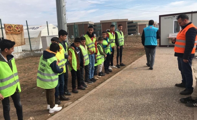 Minik izciler depremzedelere moral kaynağı oldu