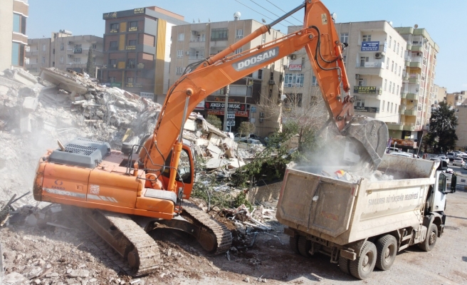 Urfa’da enkaz kaldırma çalışmaları devam ediyor