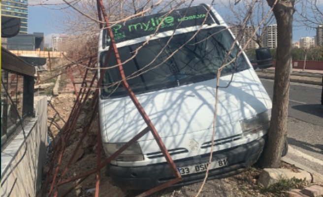 Karaköprü’de freni boşalan araç ağaçlara çarparak durdu!