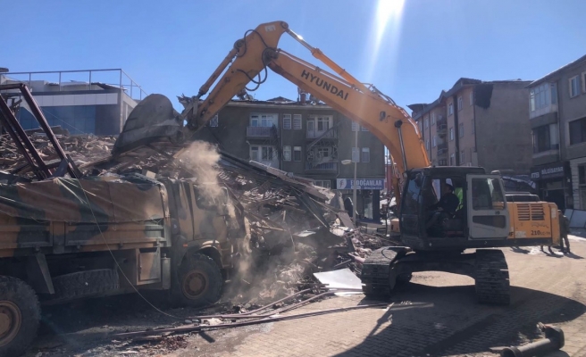 11 ili vuran depremde can kaybı artıyor