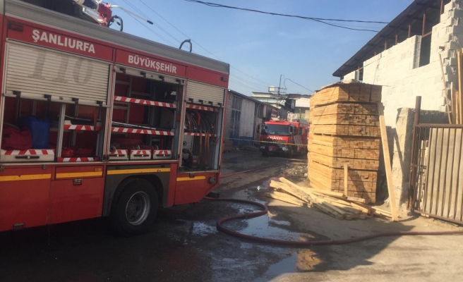 Urfa’da mobilya dükkanında korkutan yangın!