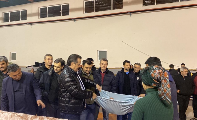 Eski Bakan Çelik deprem bölgesinde