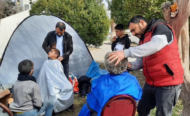 Gönüllü berberler çadır kentlerde depremzedeleri tıraş etti