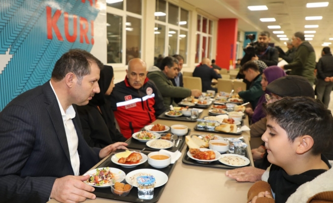 Bakan ve Urfa protokolü depremzedelerle yemekte buluştu