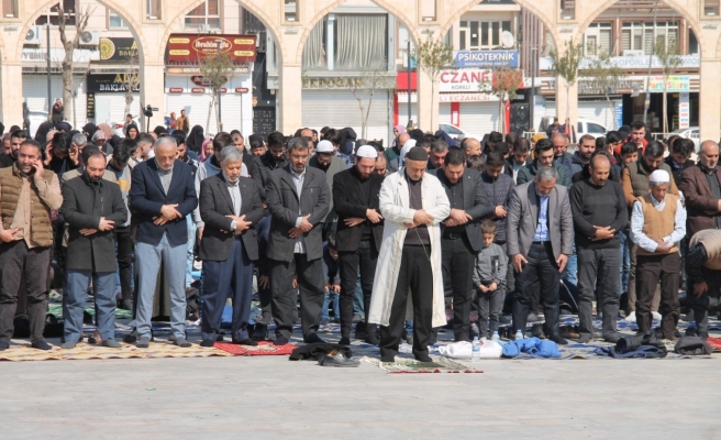 Urfa’da depremlerde vefat edenler için gıyabi cenaze namazı kılındı