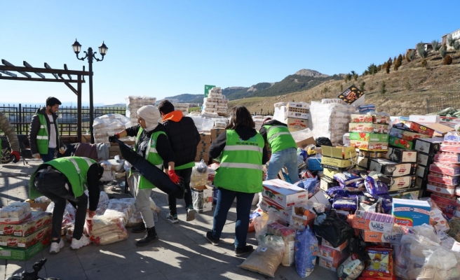 Büyükşehir Gençlik Meclisi depremzedelerin yanında