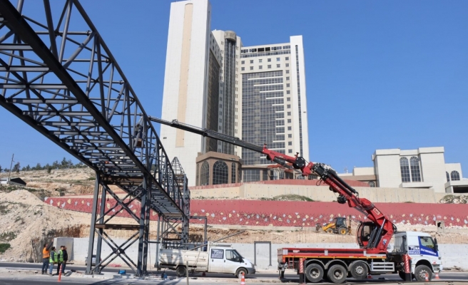 Büyükşehir okullar bölgesinde üst geçit çalışmalarını sürdürüyor