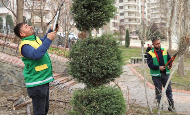 Karaköprü’de parklarda yaza hazırlık çalışmaları yapılıyor