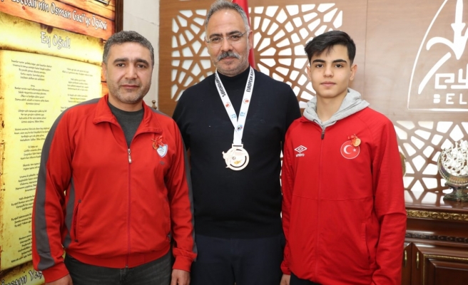 Başkan Kuş’tan başarılı sporcuya ödül