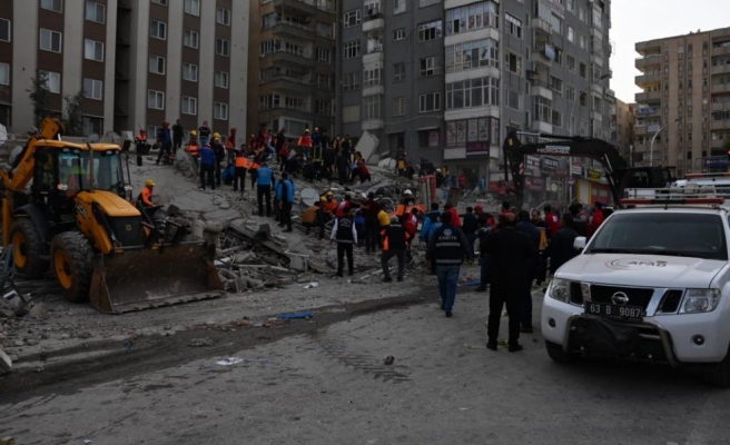 Vali Ayhan açıkladı: 1 yaralı var, enkazda bir ize rastlanmadı